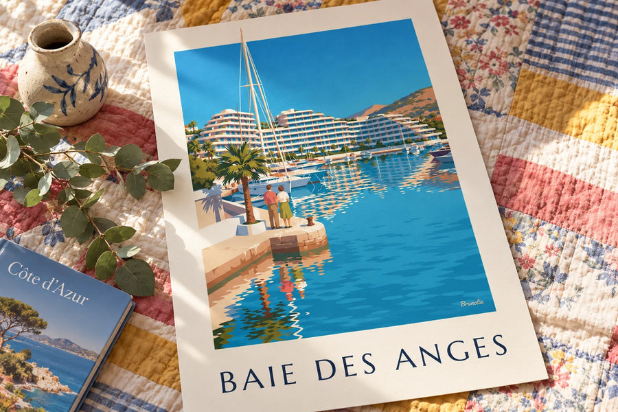 Plakát přístavu Baie des Anges ve Villeneuve-Loubet: plakát položený na stole
