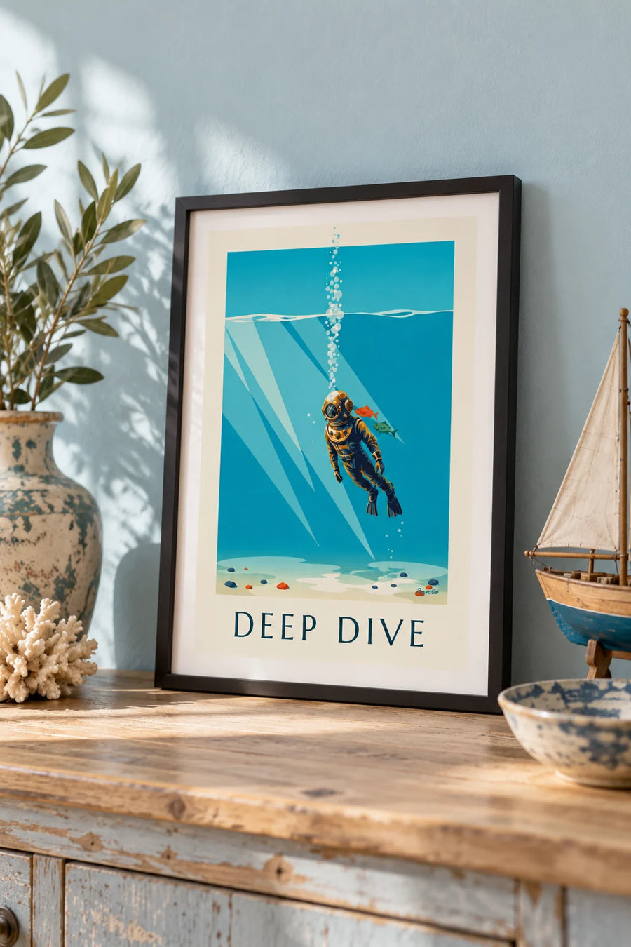 Affiche plongeur au casque chromé futuriste sous la mer : petit format A4 encadré