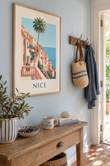 Affiche maisons ocre et mer azur sur les collines de Nice : encadrée au mur