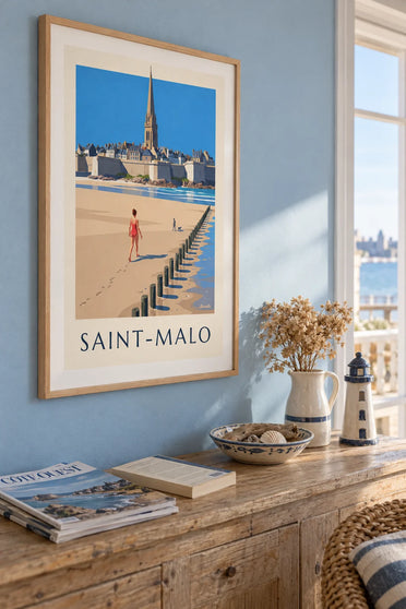 Plakát žena v plavkách na pláži Sillon v Saint-Malo: zarámovaný na zdi