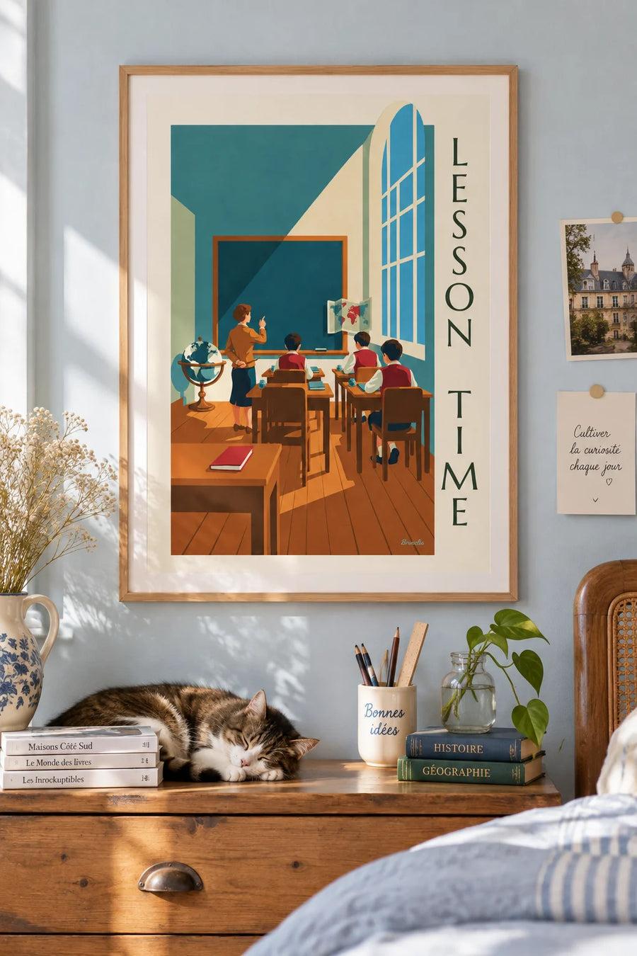 Affiche maître et élèves en classe d'école, tableau noir : encadrée au mur