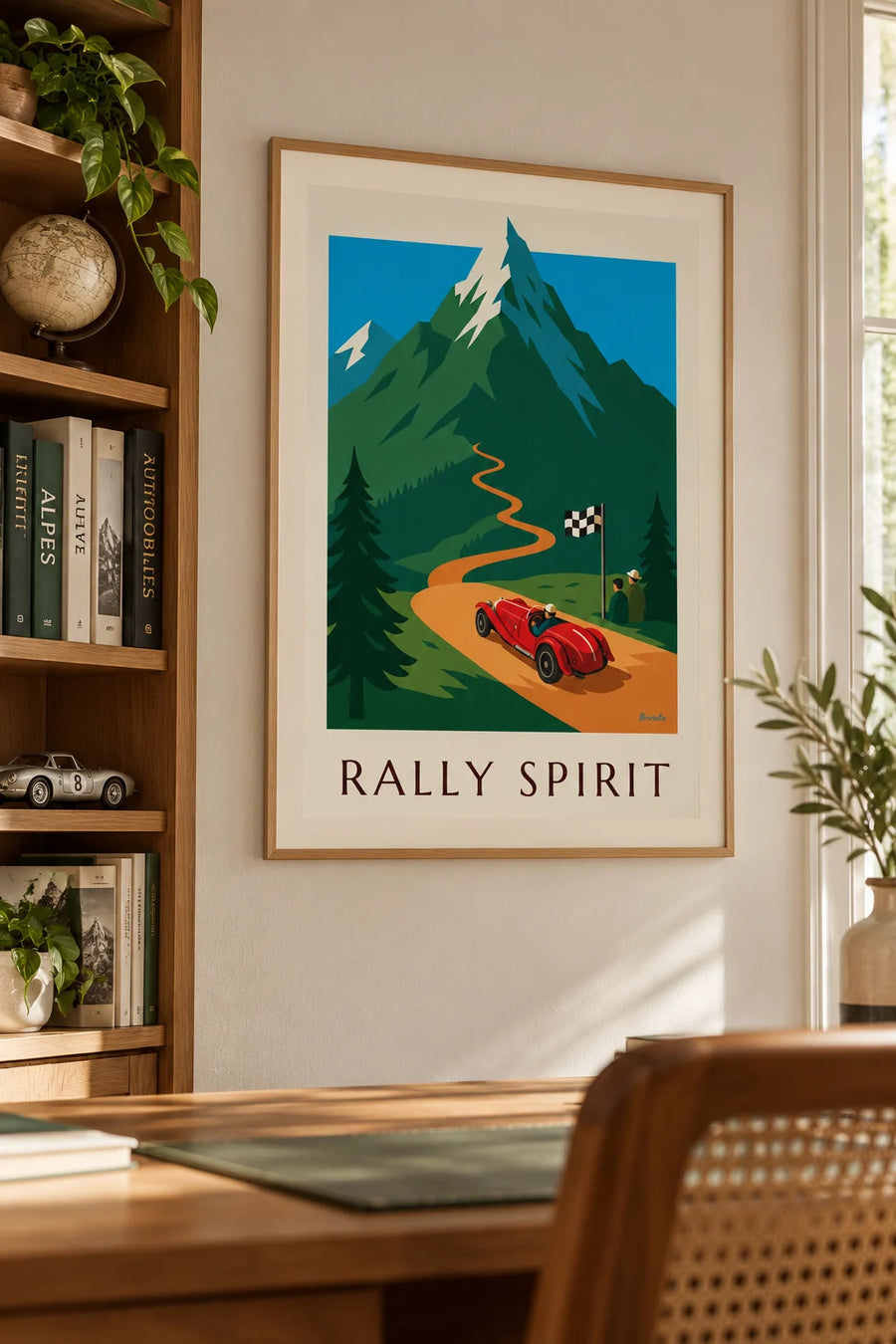 Plakát červeného roadsteru na horské automobilové rallye: v rámu na zdi