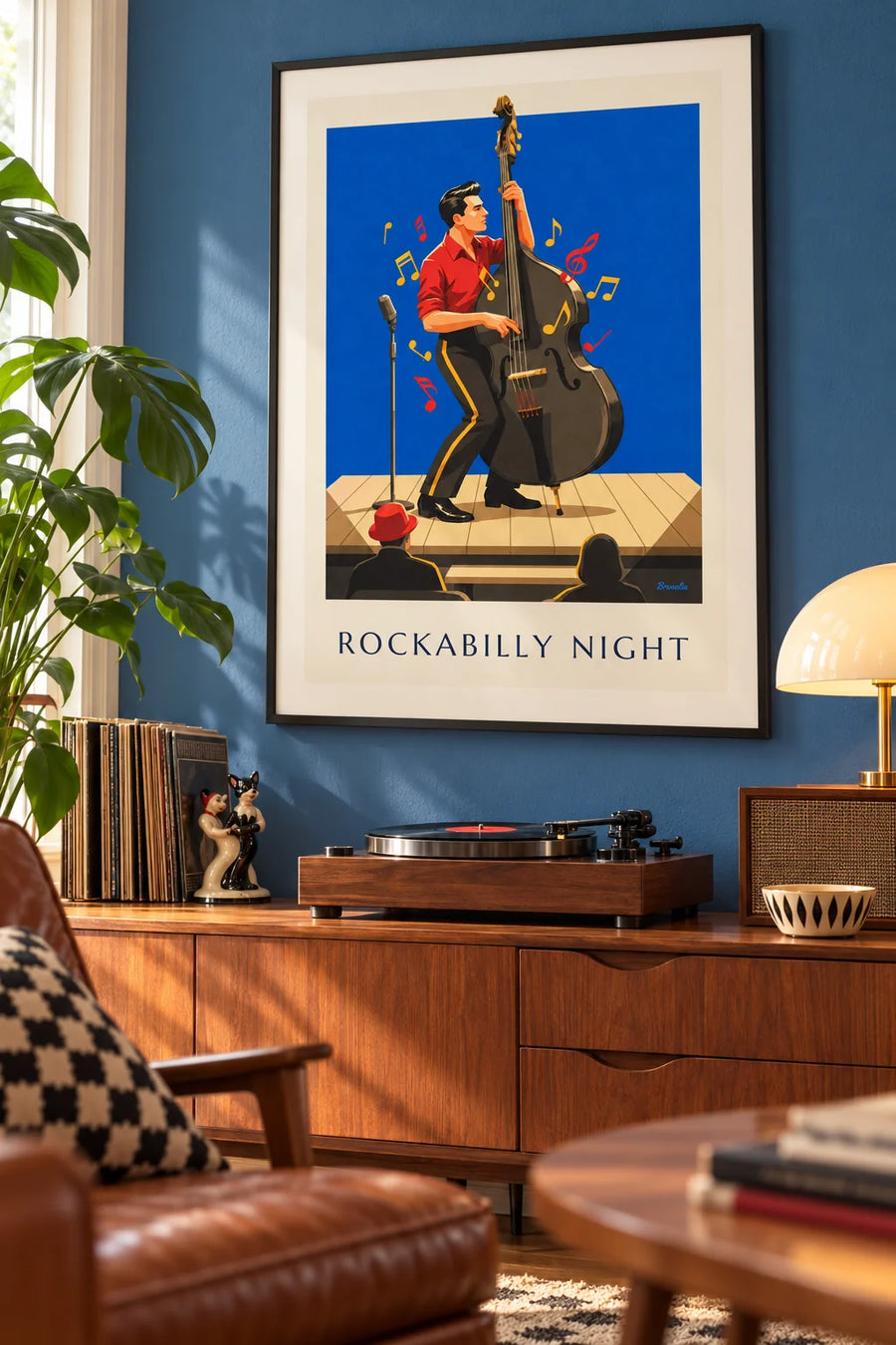 Plakát rockabilly večer a hudebník s kontrabasem: v rámu na zdi