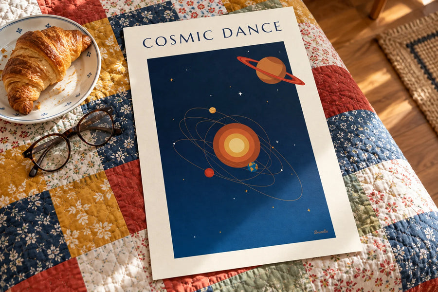 Affiche Saturne et planètes en orbite autour du Soleil sur fond bleu nuit : posée sur une table
